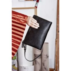LouLou Essentiels Robuste Crossbody Clutch Black -Tas Promotie Winkel 04clutchm147s 001 8720143393389 loulou essentiels 6