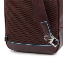 Piquadro Blue Square Mono Sling IPad Pro 9.7"/ IPad 11" Mahogany Brown -Tas Promotie Winkel ca4827b2 n dett2 1