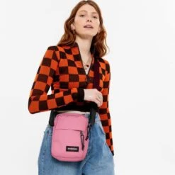 Eastpak The One Trusted Pink -Tas Promotie Winkel ek000045 u90 alt001 uc220582 mlow