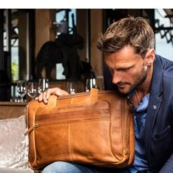 Chesterfield Ryan Laptop Schoudertas Large 17" Brown -Tas Promotie Winkel leren laptoptas cognac ryan 1