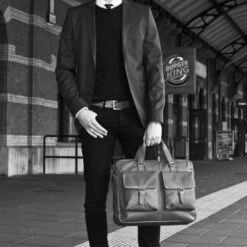 Chesterfield Dylan Laptop Schoudertas 17" Black -Tas Promotie Winkel leren laptoptas zwart dylan 1