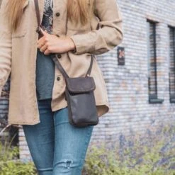 Chesterfield Anderson Schoudertas Mobiel Brown -Tas Promotie Winkel leren telefoontasje bruin anderson