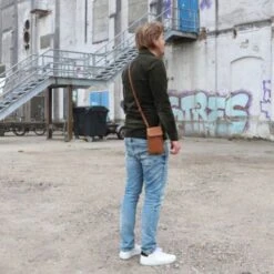 Chesterfield Anderson Schoudertas Mobiel Cognac 13 Chesterfield Anderson Schoudertas Mobiel Cognac -Tas Promotie Winkel leren telefoontasje cognac anderson