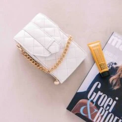 MOSZ Telefoontasje Quilted Black Light Gold -Tas Promotie Winkel sfeer 15